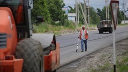 Дорогу в Ипатовском округе ремонтируют по регпрограмме
