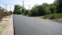 Дорогу к поселковой школе ремонтируют в Ипатовском округе